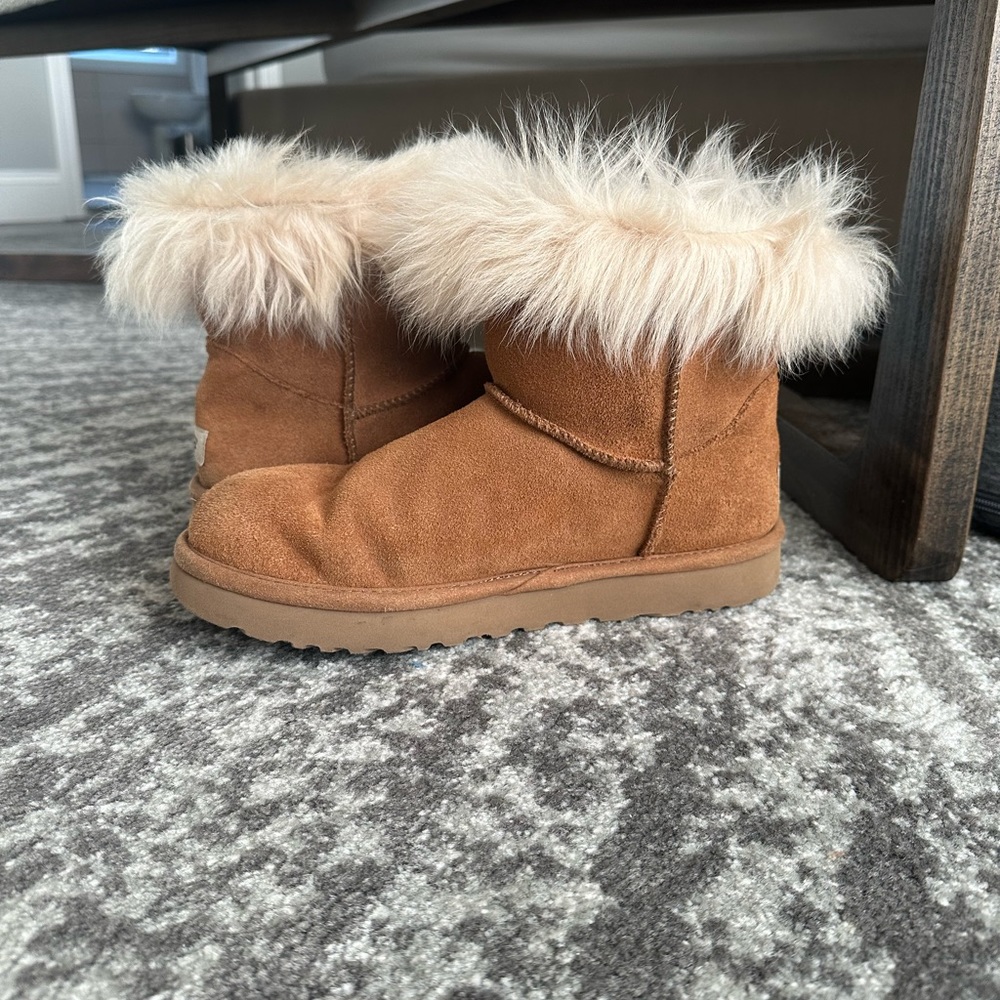 Size 9 women’s Ugg Milla boots. No wear. Like new. No original box.